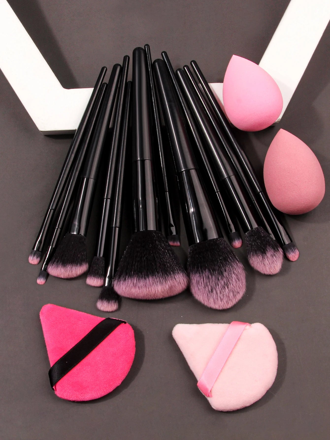High-end makeup tools: 12 soft-bristled makeup brushes, 2 water-drop sponge eggs, and 2 double-sided triangular powder puffs